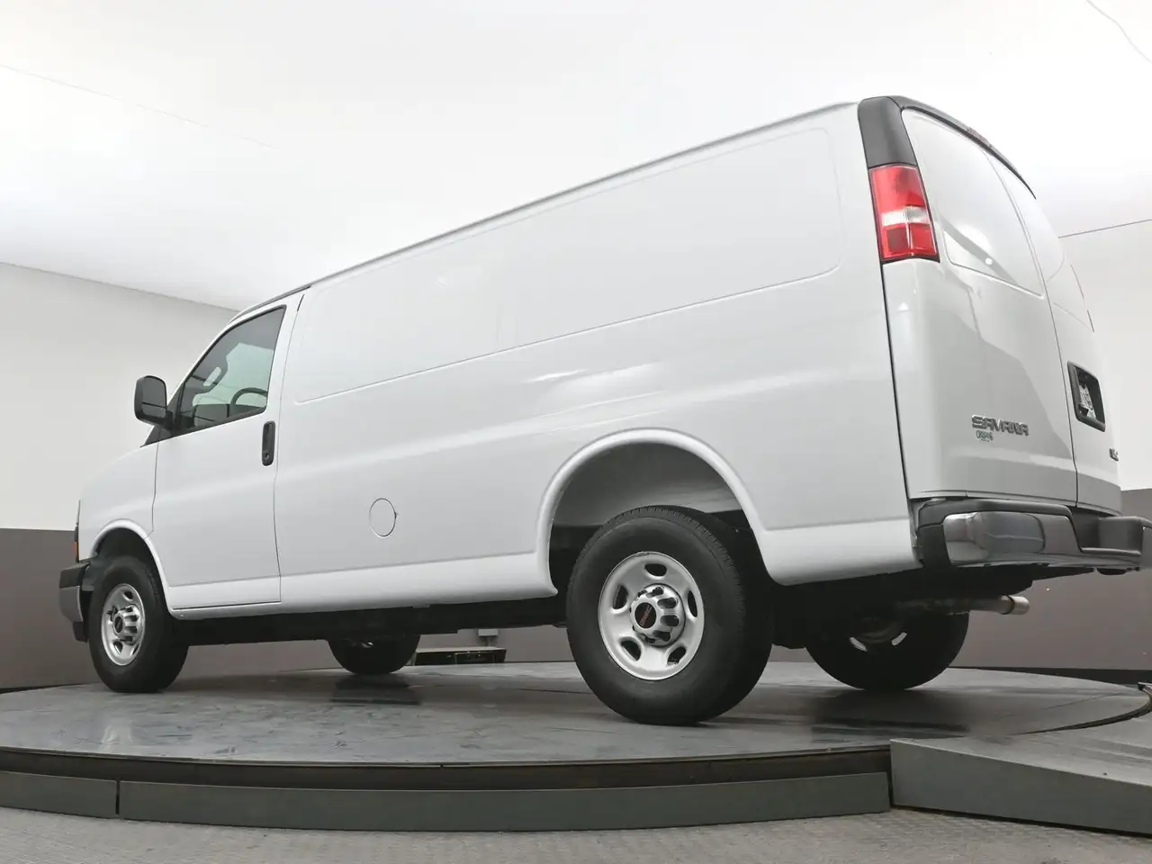 GMC Savana снимка GMC Savana