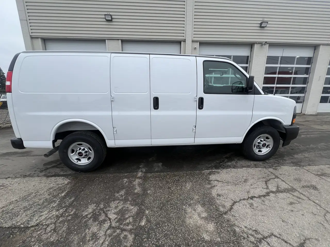 GMC Savana снимка GMC Savana