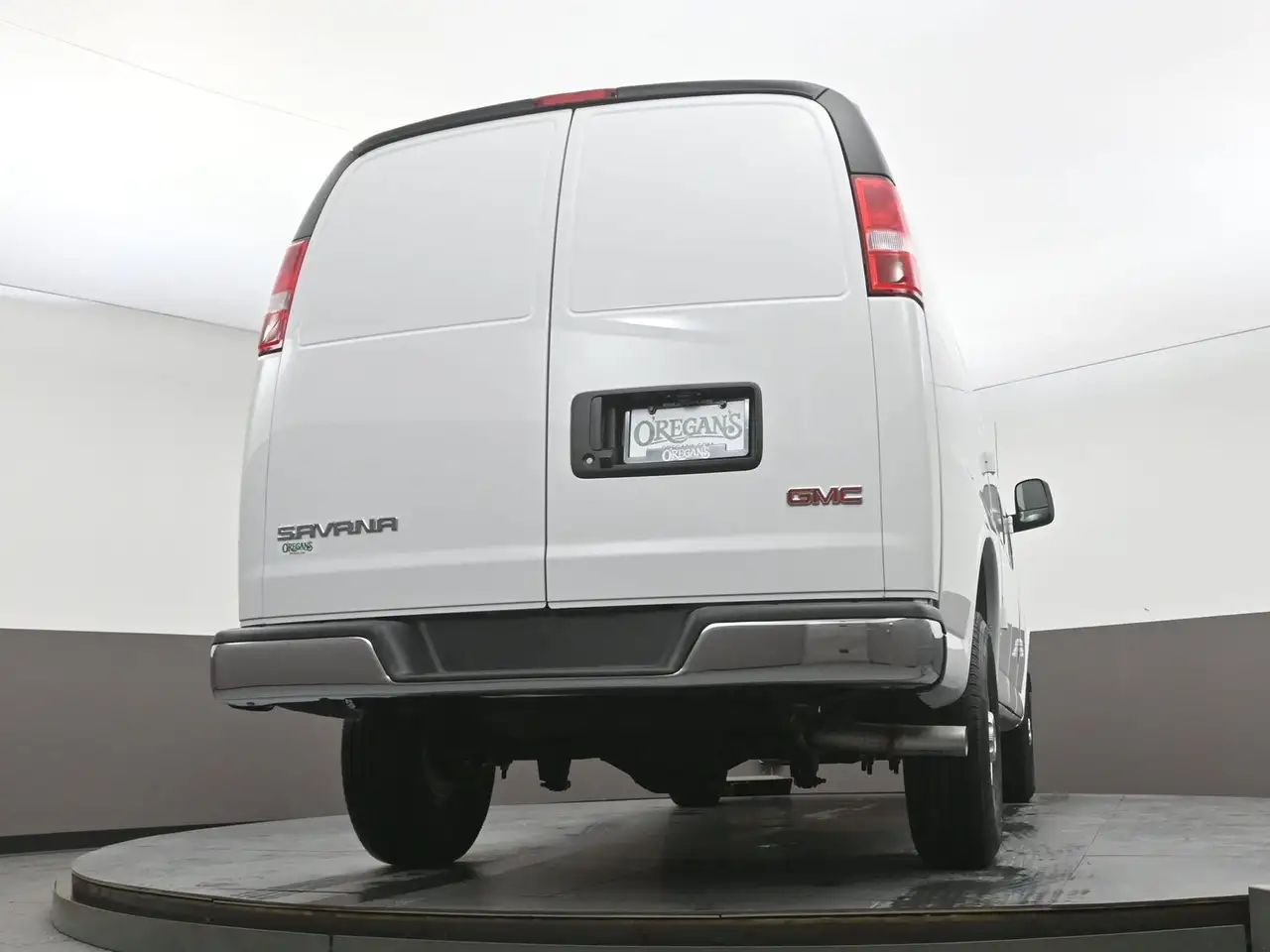 GMC Savana снимка GMC Savana