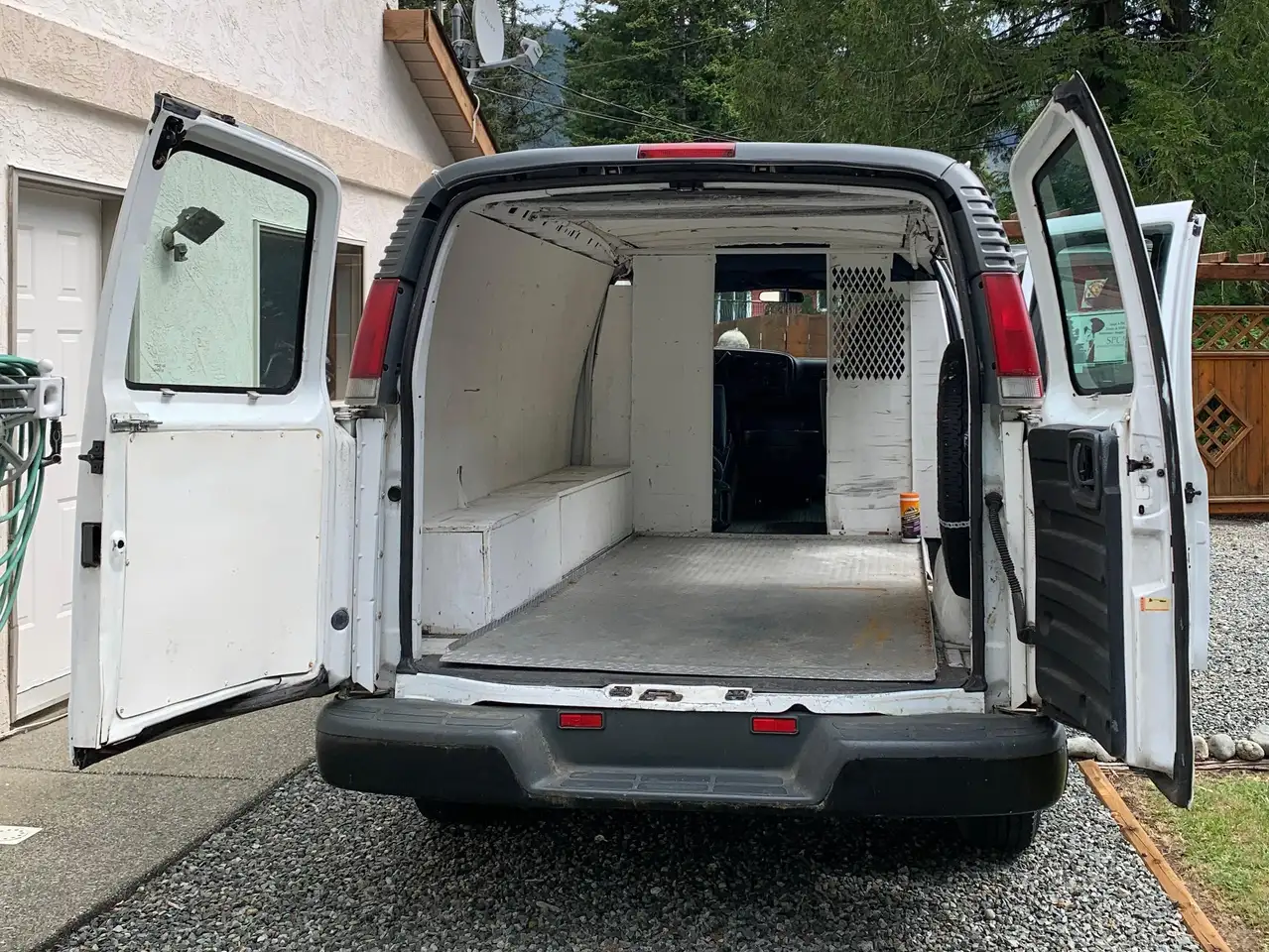 GMC Savana photo GMC Savana
