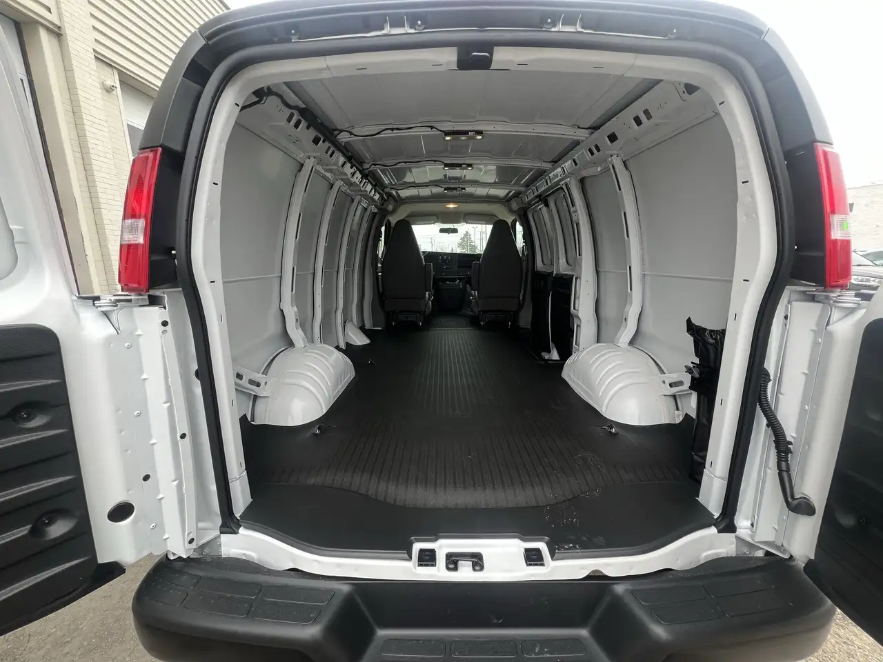 GMC Savana снимка GMC Savana