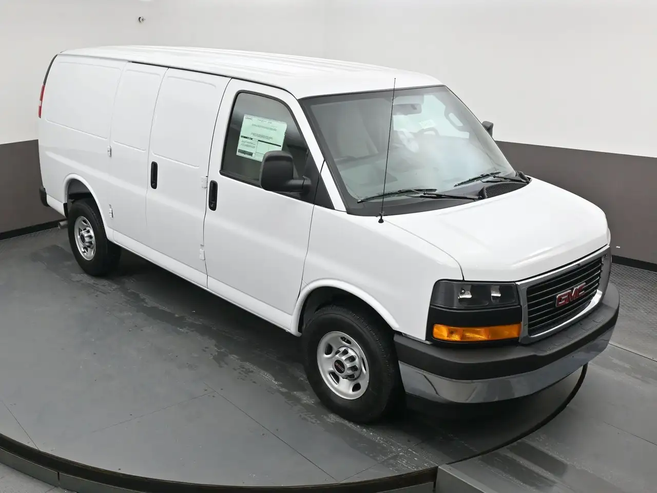 GMC Savana снимка GMC Savana