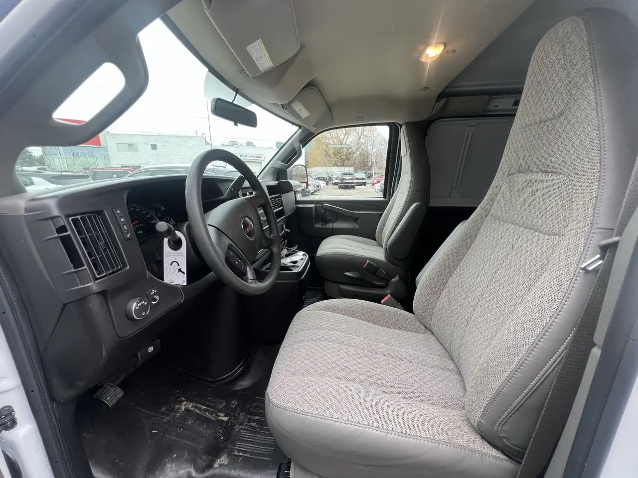 GMC Savana снимка GMC Savana