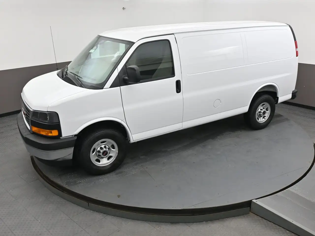 GMC Savana снимка GMC Savana