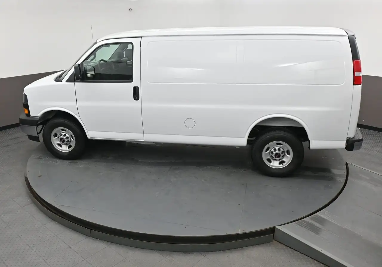 GMC Savana снимка GMC Savana