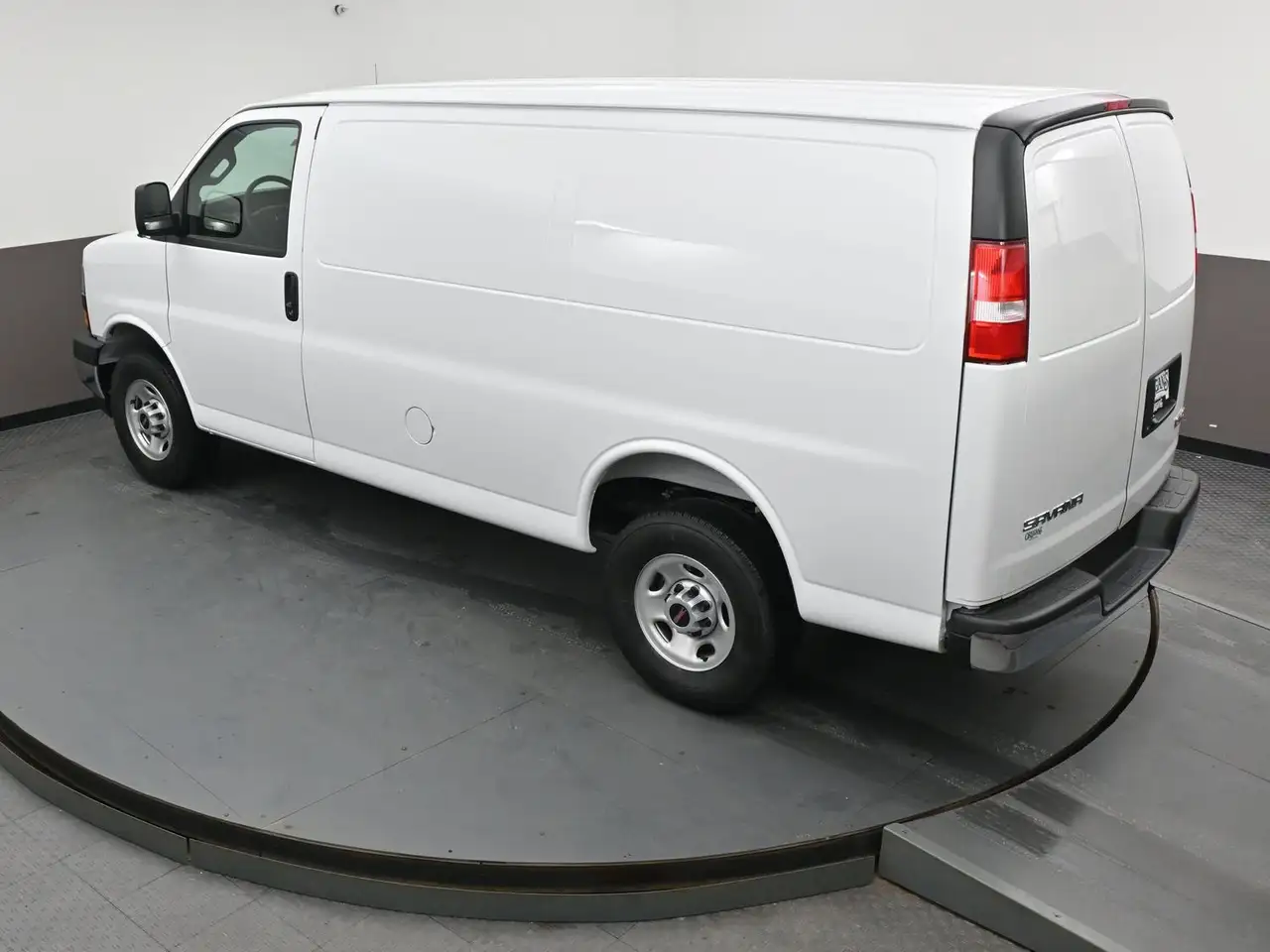 GMC Savana снимка GMC Savana