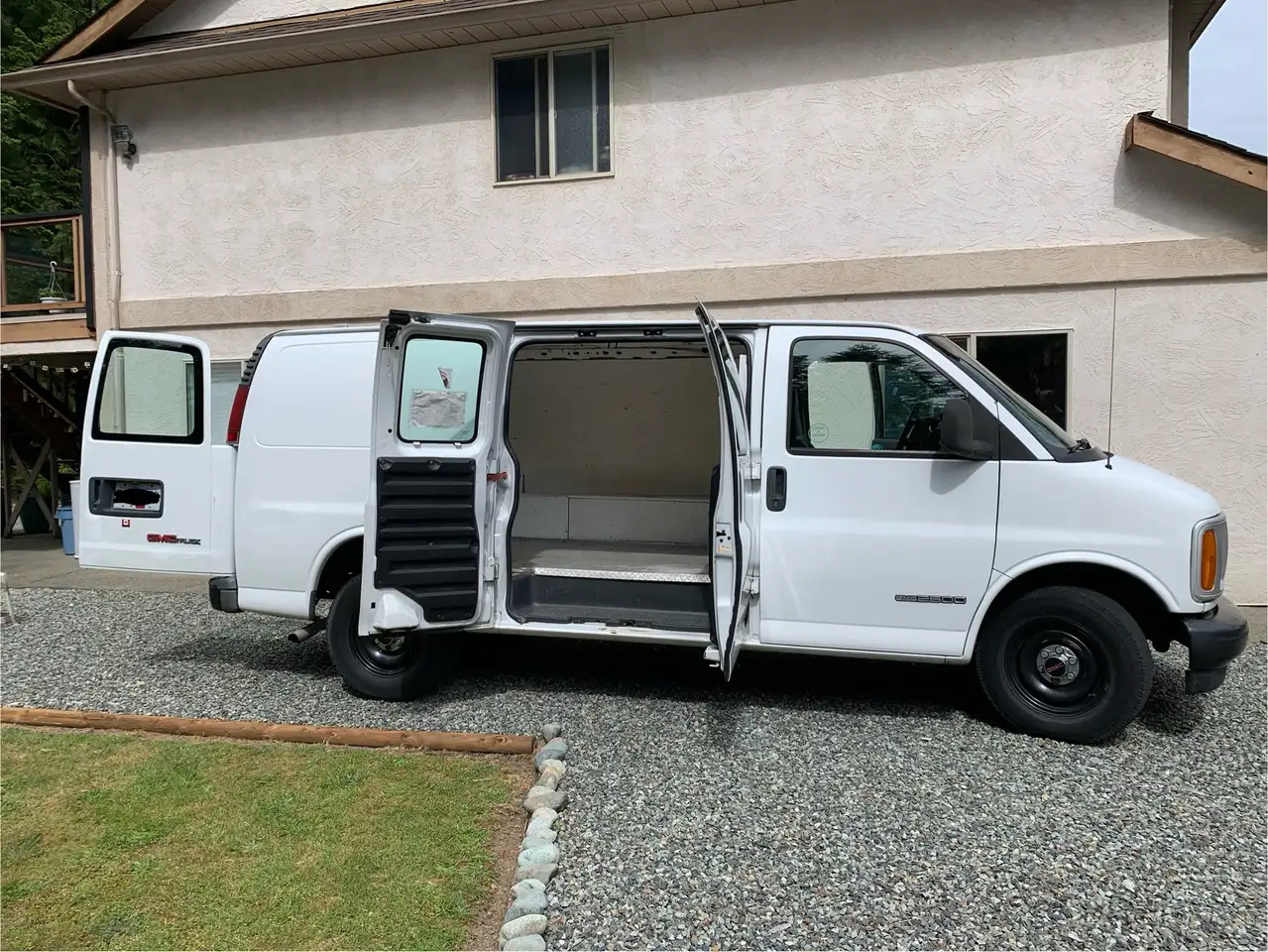 GMC Savana photo GMC Savana
