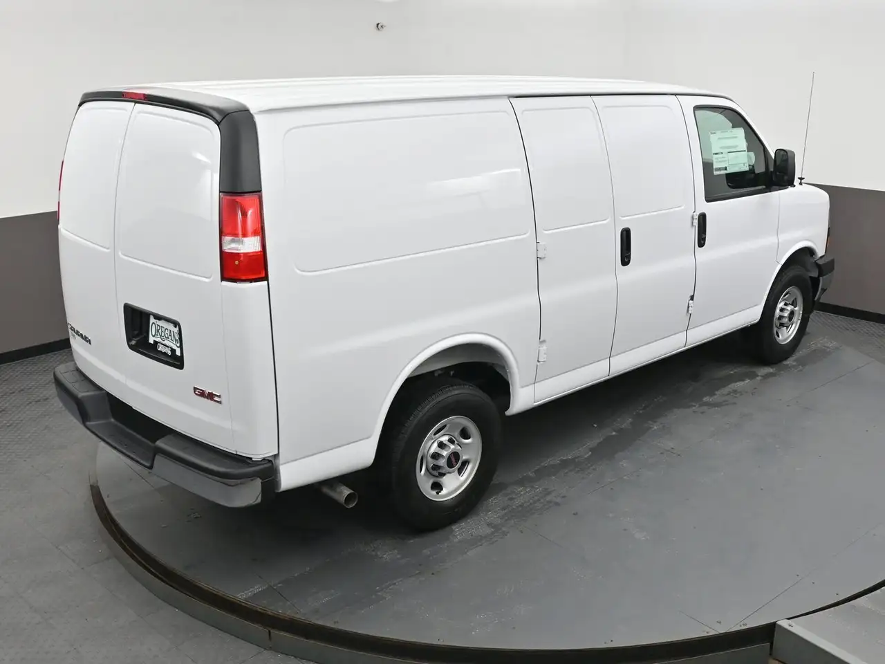 GMC Savana снимка GMC Savana