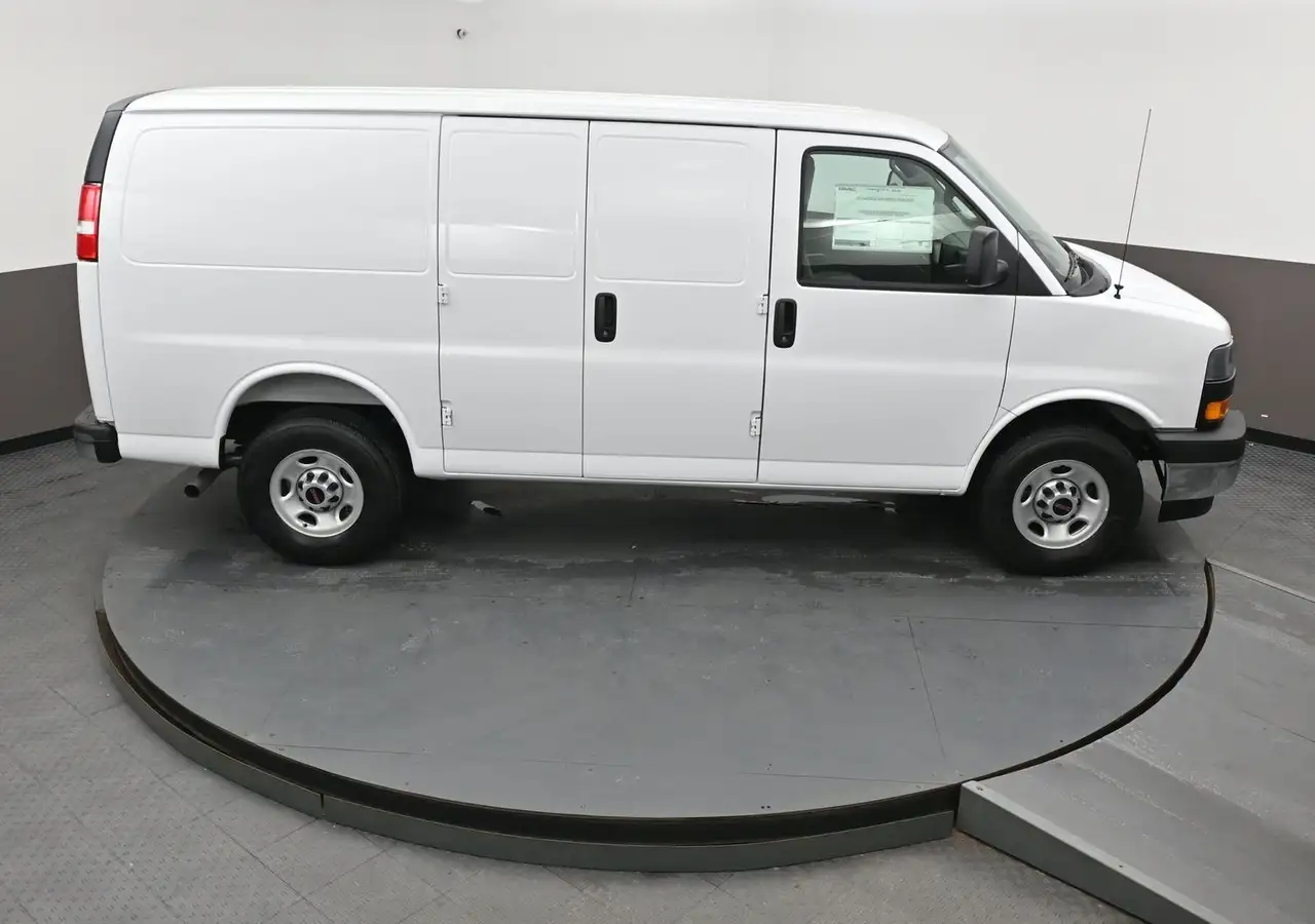 GMC Savana снимка GMC Savana