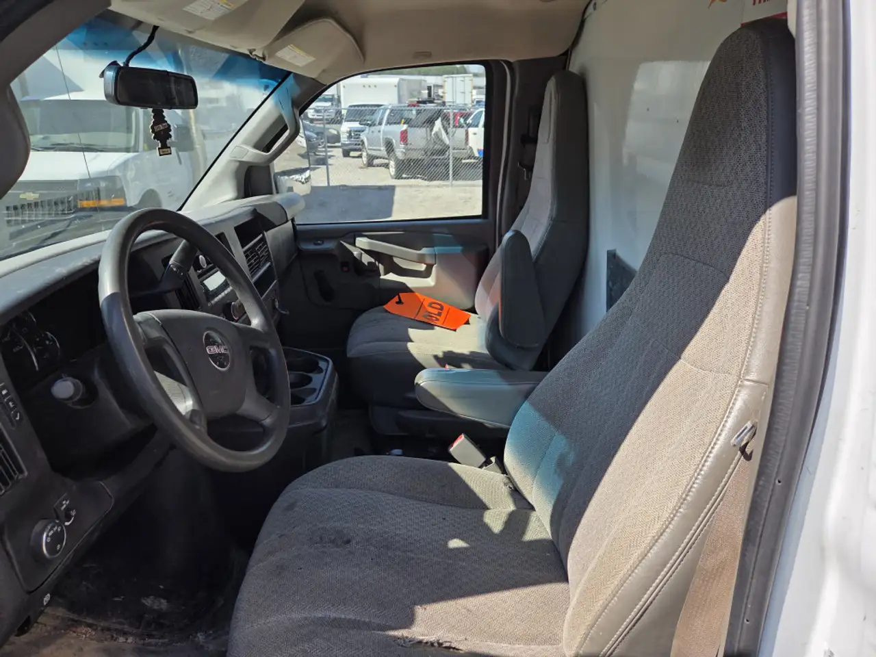 GMC Savana снимка GMC Savana