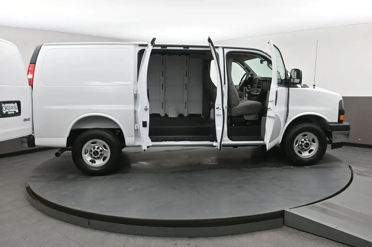 GMC Savana снимка GMC Savana