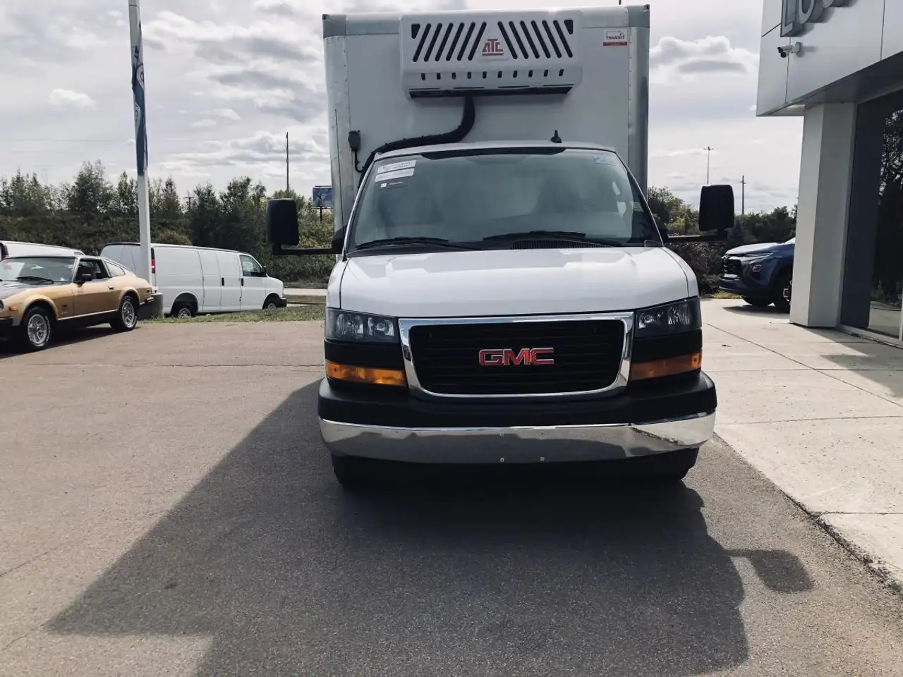 GMC Savana снимка GMC Savana