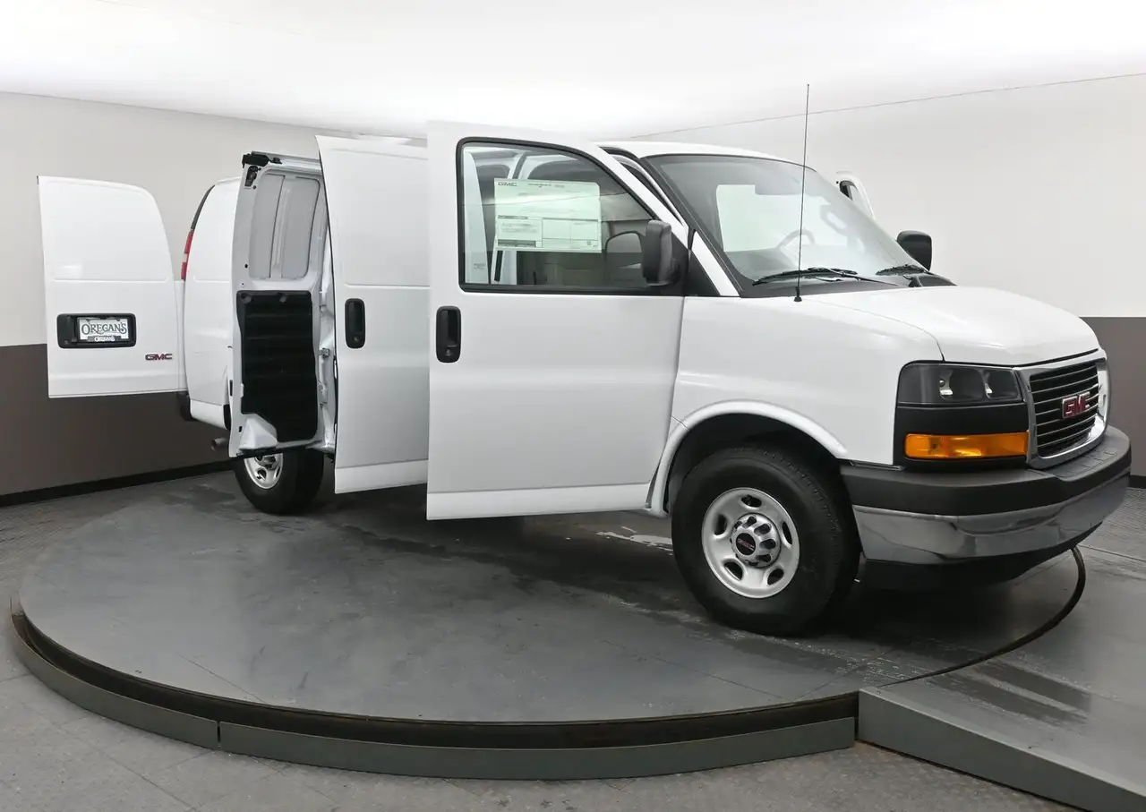 GMC Savana снимка GMC Savana