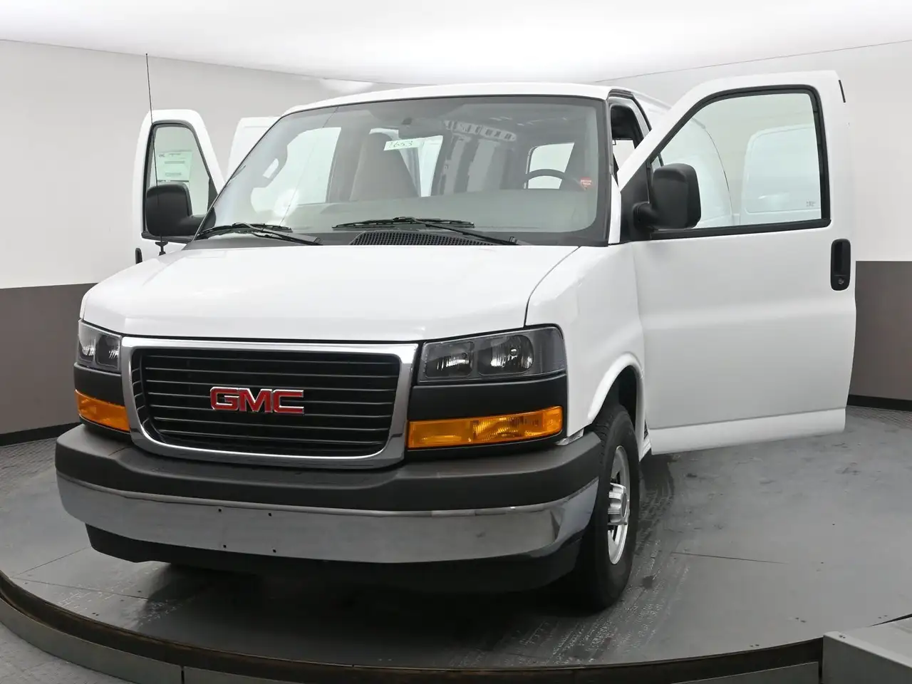 GMC Savana снимка GMC Savana