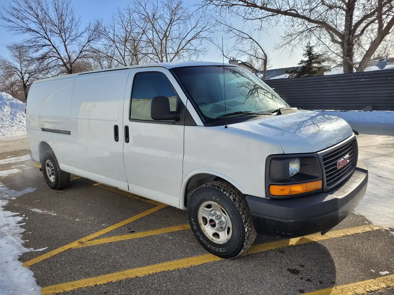 GMC Savana photo GMC Savana