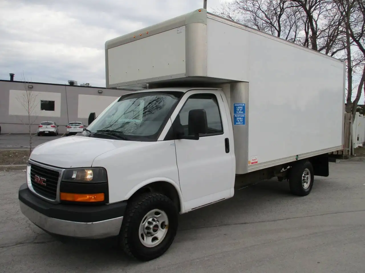 GMC Savana photo GMC Savana