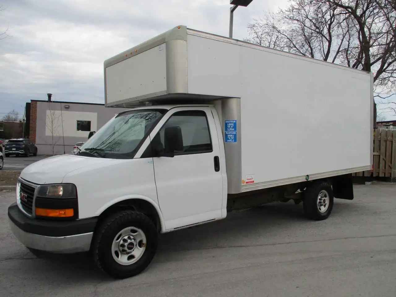 GMC Savana photo GMC Savana