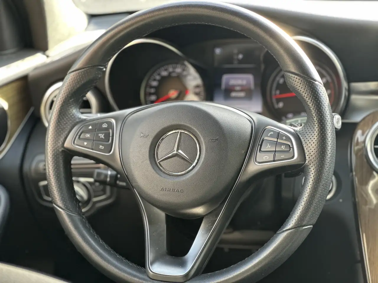 Mercedes-Benz GLC снимка Mercedes-Benz GLC