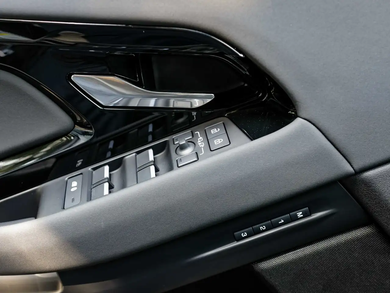 Land Rover Range Rover Evoque photo Land Rover Range Rover Evoque
