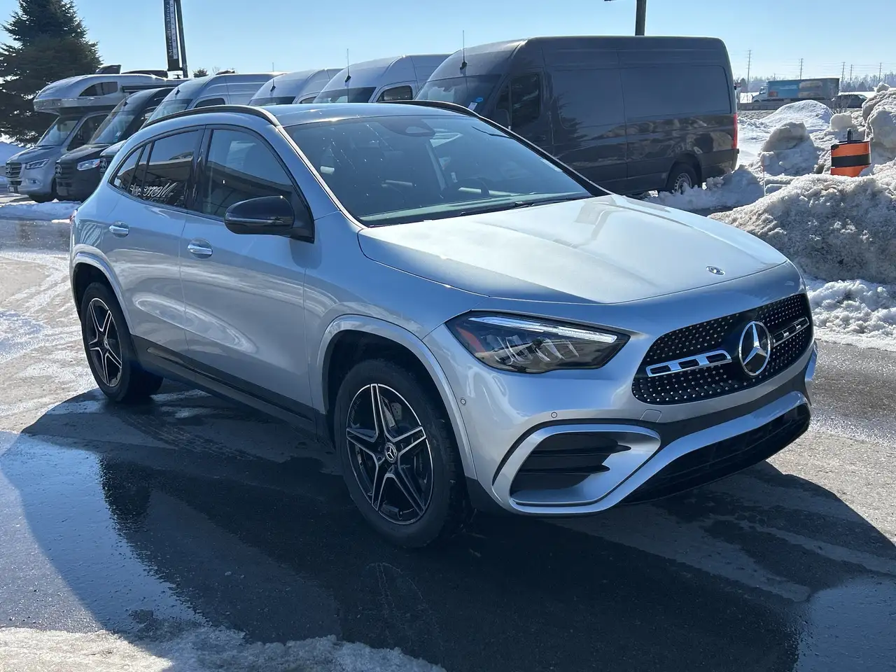 Mercedes-Benz GLA снимка Mercedes-Benz GLA