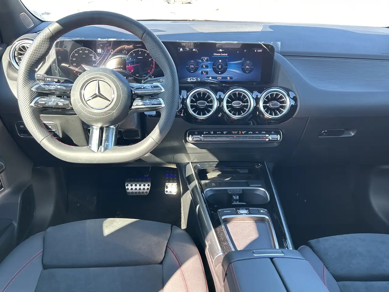 Mercedes-Benz GLA снимка Mercedes-Benz GLA