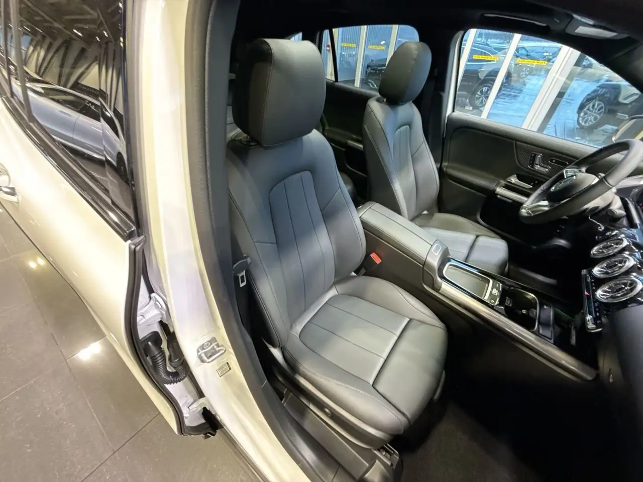 Mercedes-Benz GLA снимка Mercedes-Benz GLA