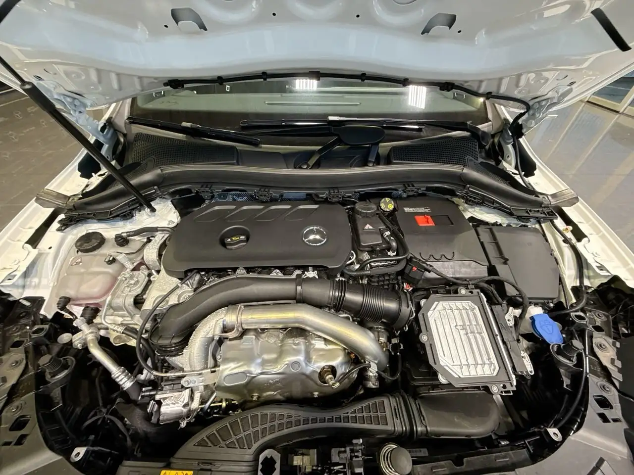 Mercedes-Benz GLA снимка Mercedes-Benz GLA