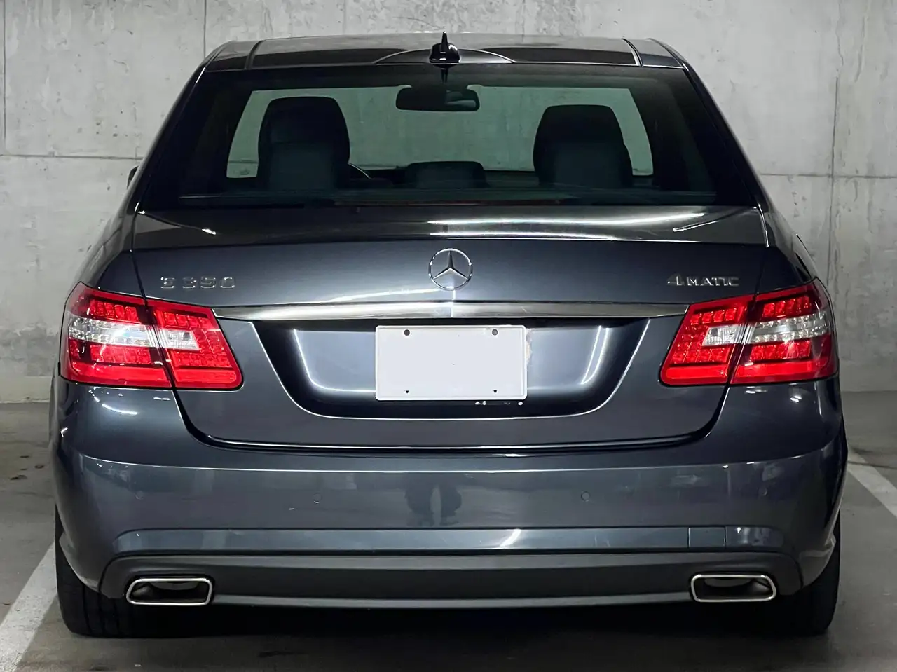 Mercedes-Benz E-Class снимка Mercedes-Benz E-Class