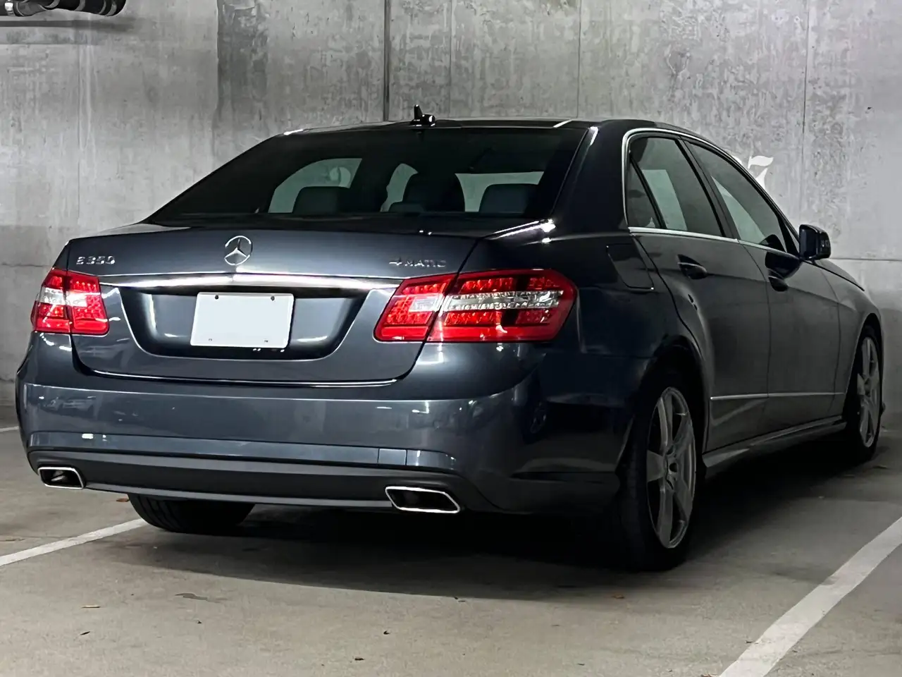 Mercedes-Benz E-Class снимка Mercedes-Benz E-Class