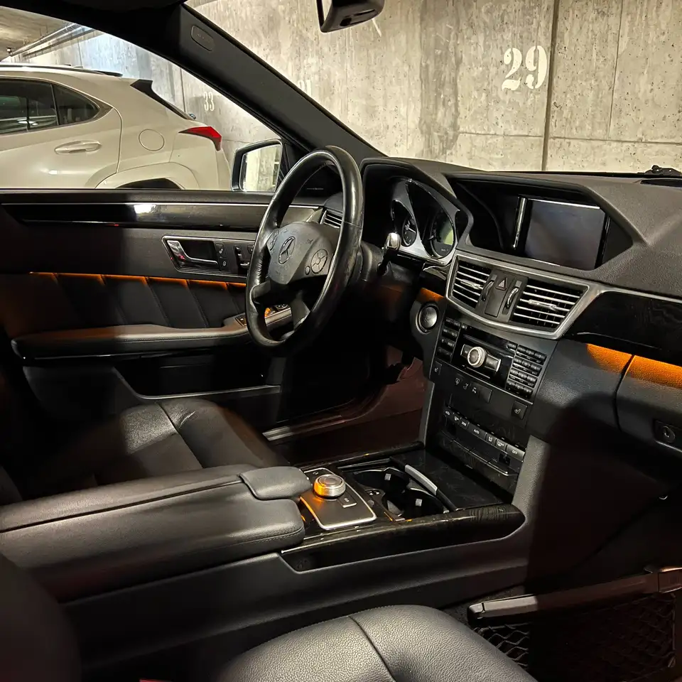 Mercedes-Benz E-Class снимка Mercedes-Benz E-Class
