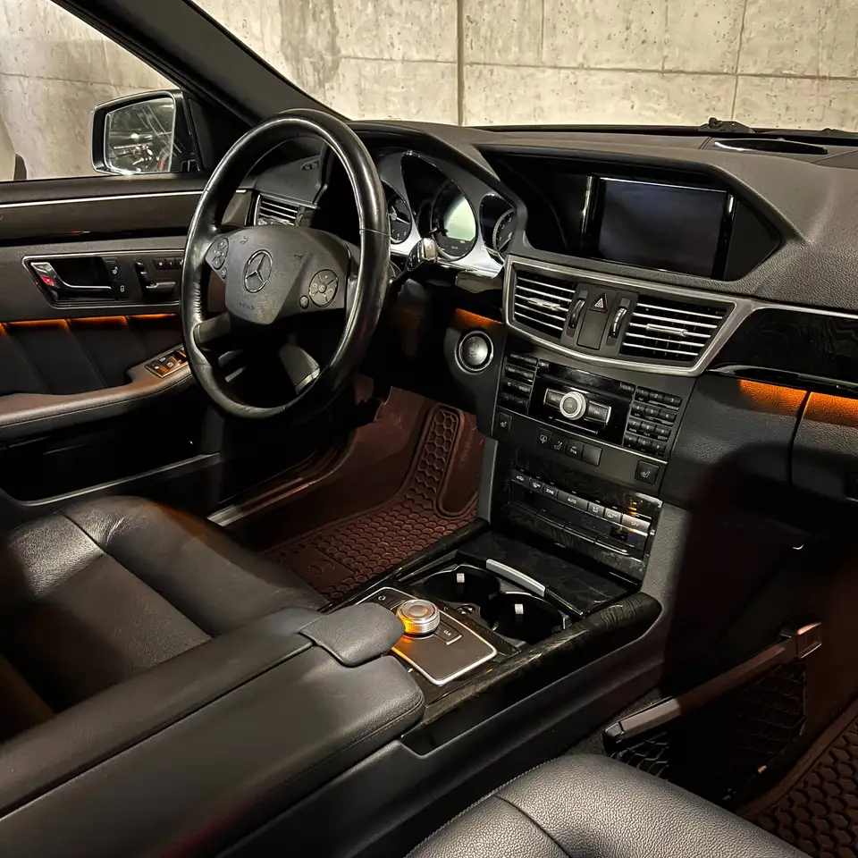 Mercedes-Benz E-Class снимка Mercedes-Benz E-Class
