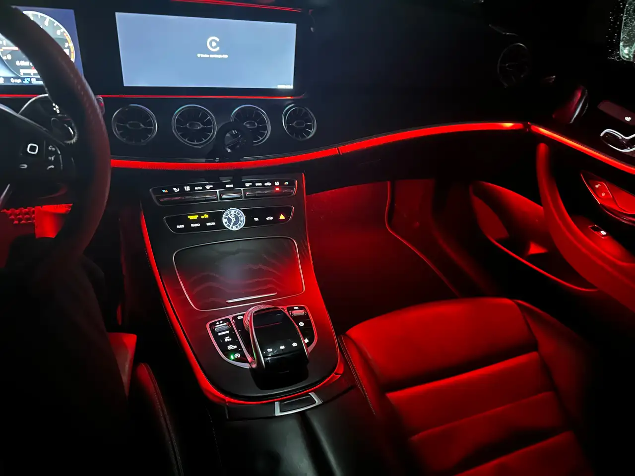Mercedes-Benz E-Class снимка Mercedes-Benz E-Class