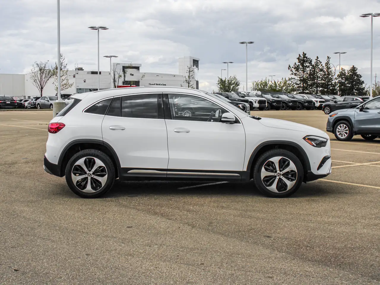 Mercedes-Benz GLA снимка Mercedes-Benz GLA