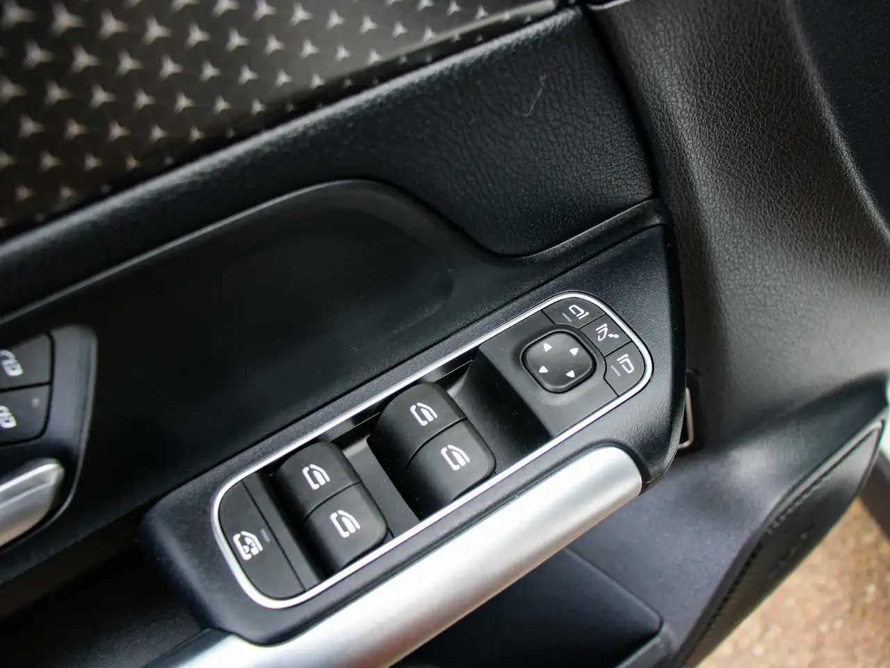Mercedes-Benz GLA снимка Mercedes-Benz GLA