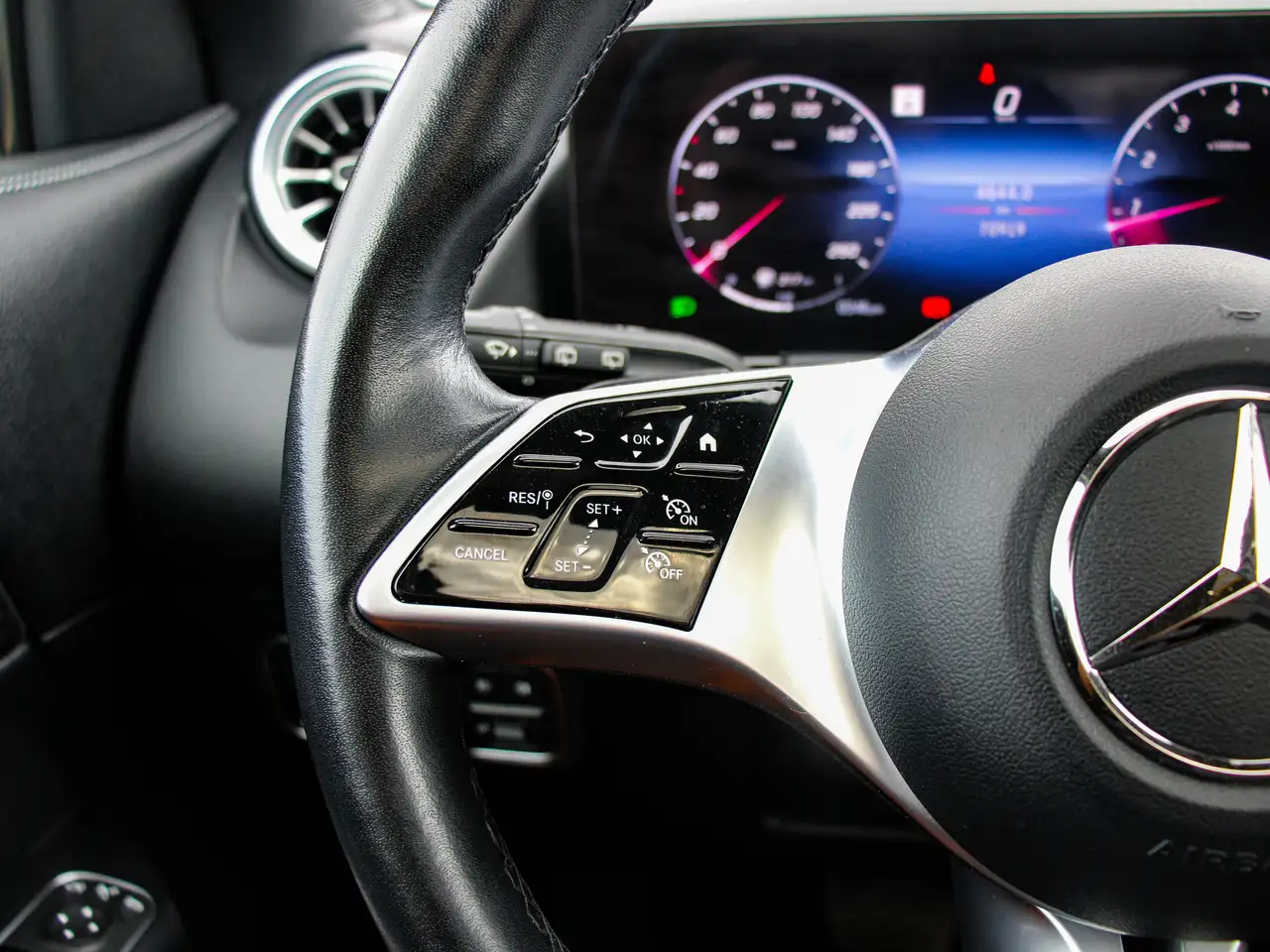 Mercedes-Benz GLA снимка Mercedes-Benz GLA