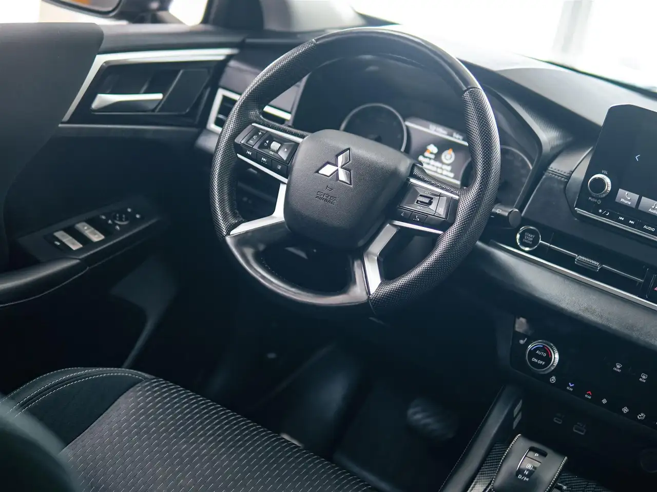 Mitsubishi Outlander снимка Mitsubishi Outlander
