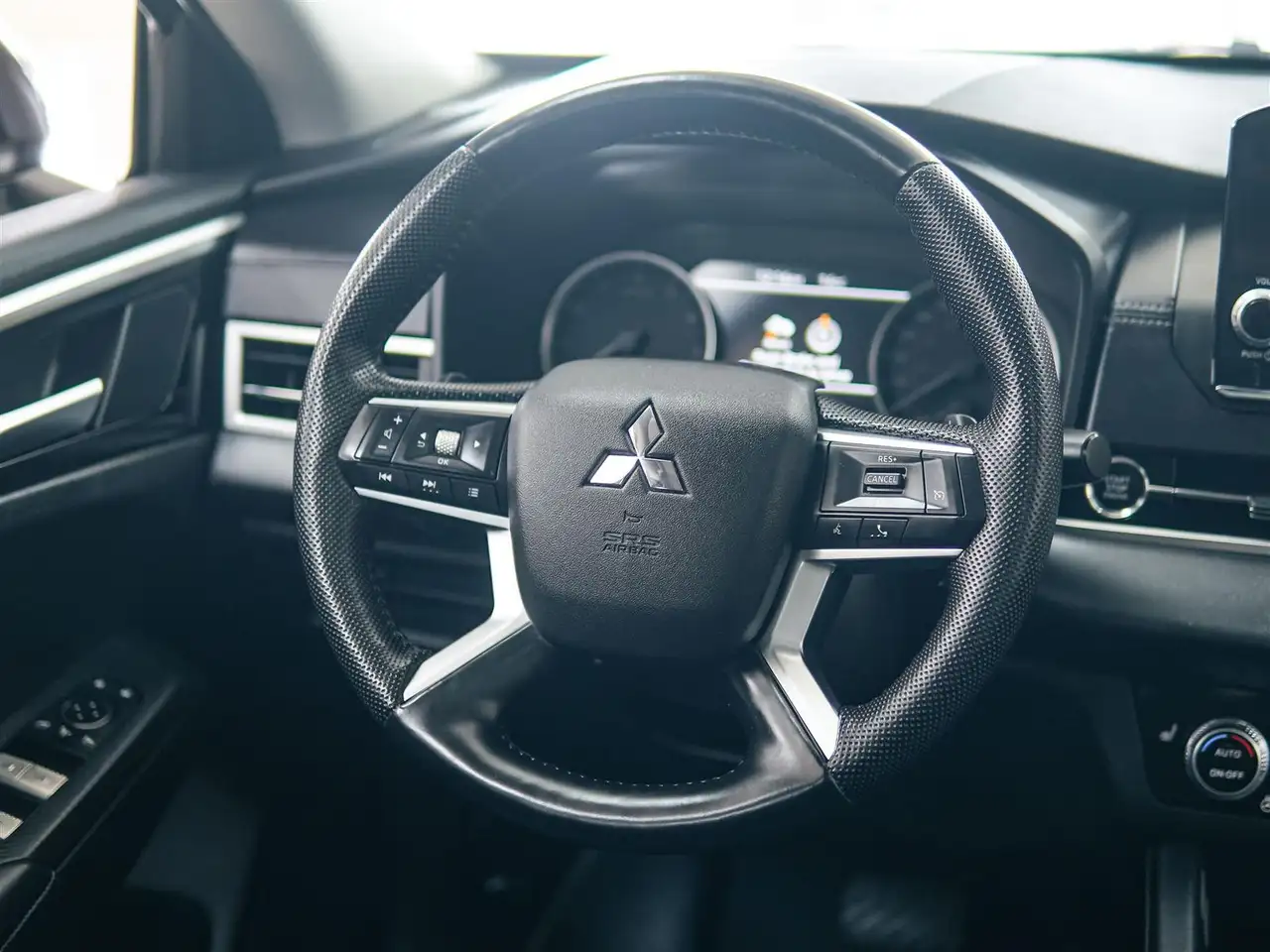Mitsubishi Outlander снимка Mitsubishi Outlander