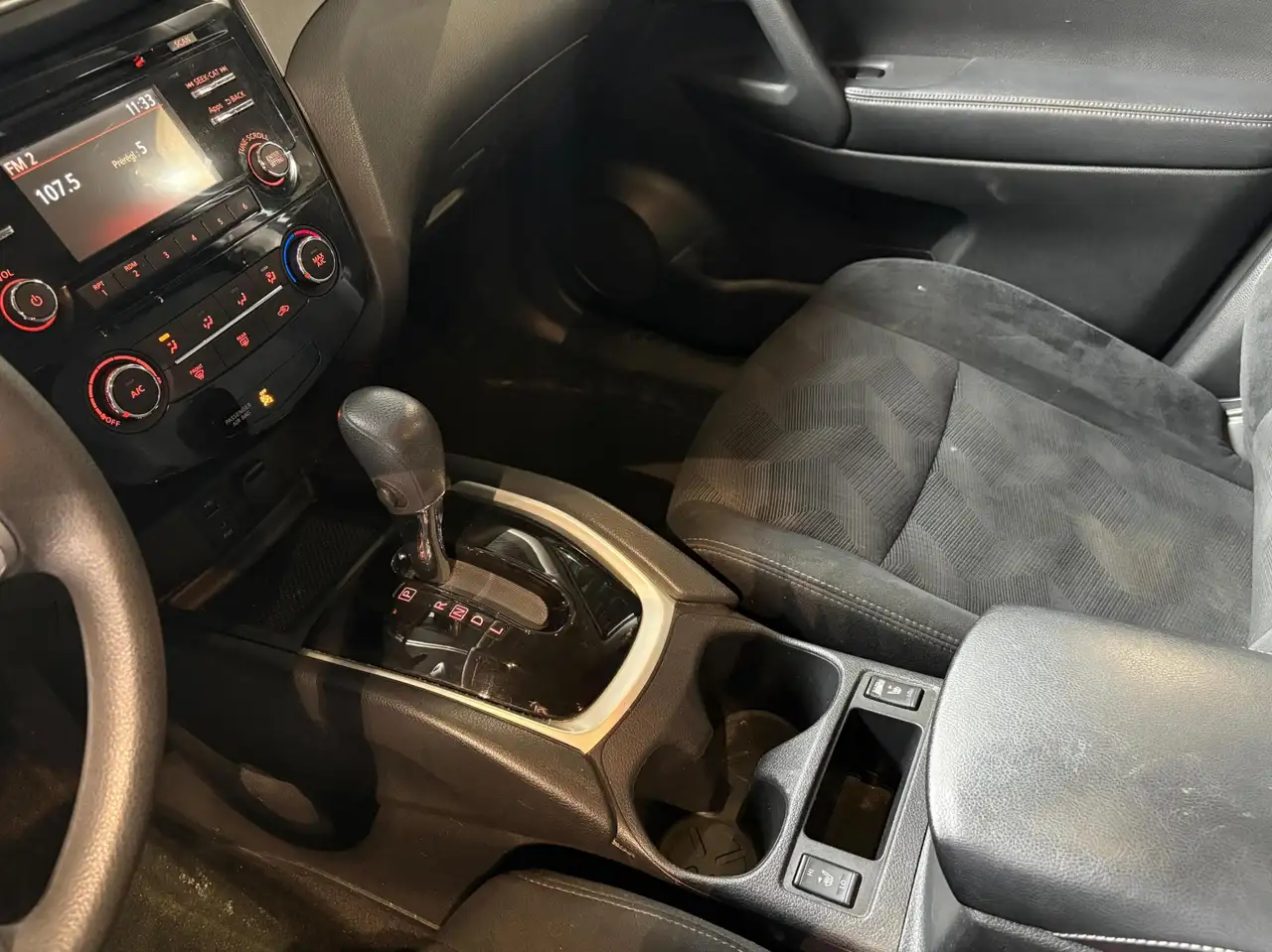 Nissan Rogue снимка Nissan Rogue