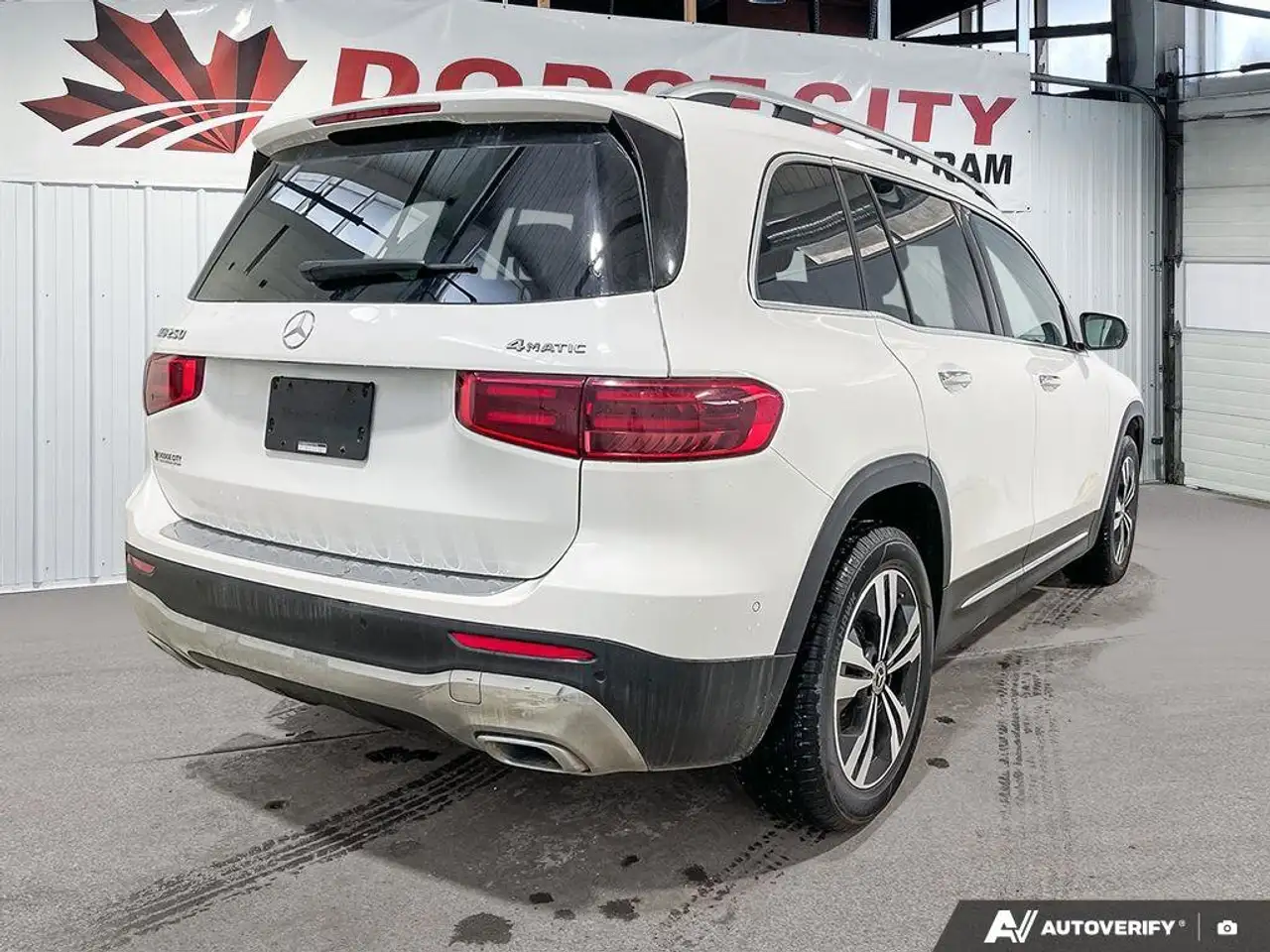 Mercedes-Benz GLB снимка Mercedes-Benz GLB