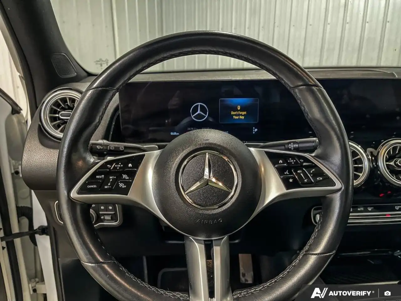 Mercedes-Benz GLB снимка Mercedes-Benz GLB