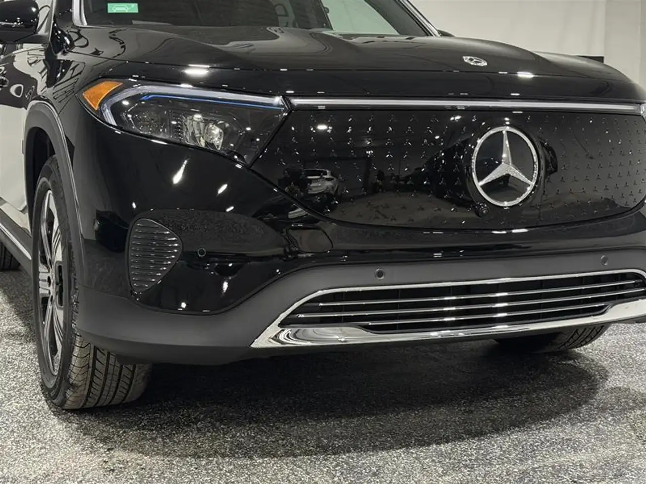 Mercedes-Benz EQB снимка Mercedes-Benz EQB