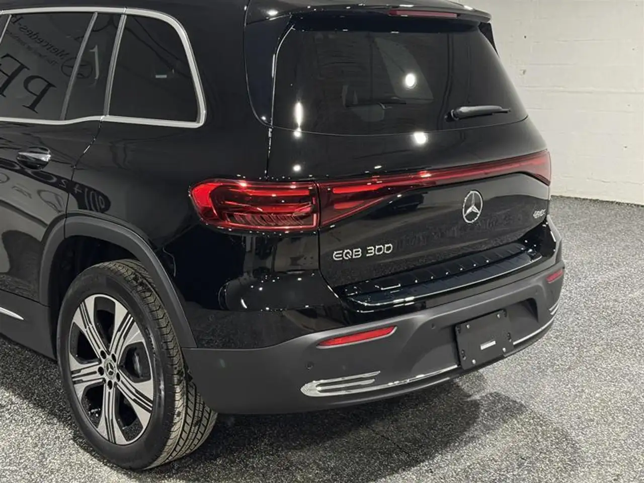 Mercedes-Benz EQB снимка Mercedes-Benz EQB
