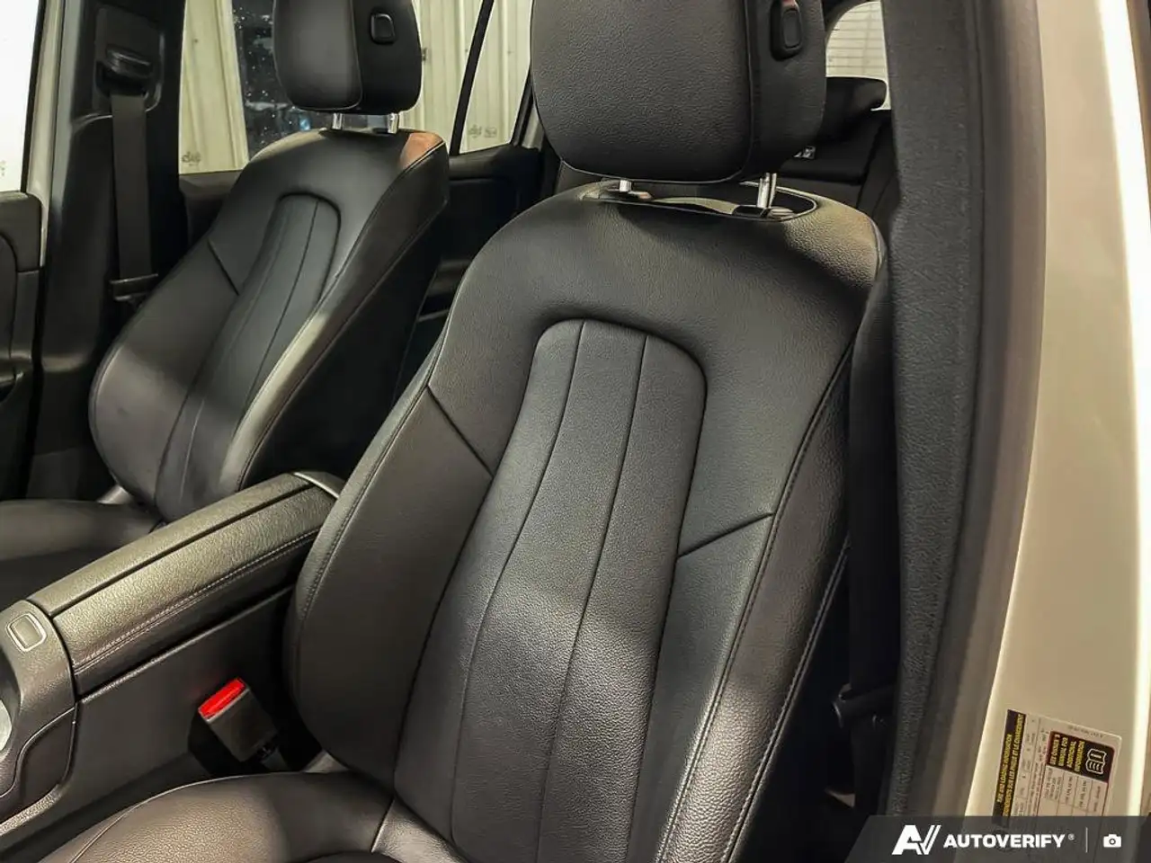 Mercedes-Benz GLB снимка Mercedes-Benz GLB