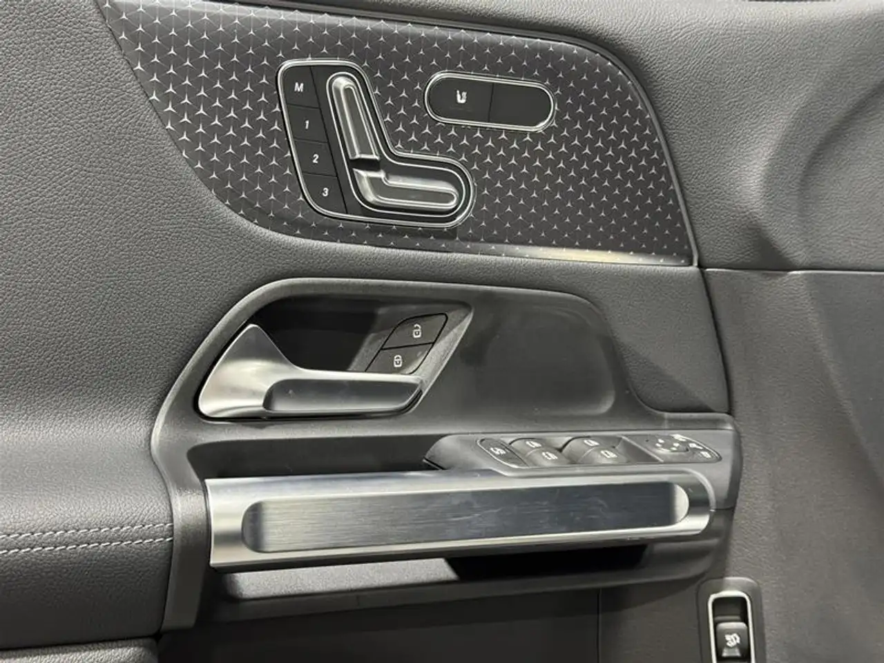 Mercedes-Benz EQB снимка Mercedes-Benz EQB