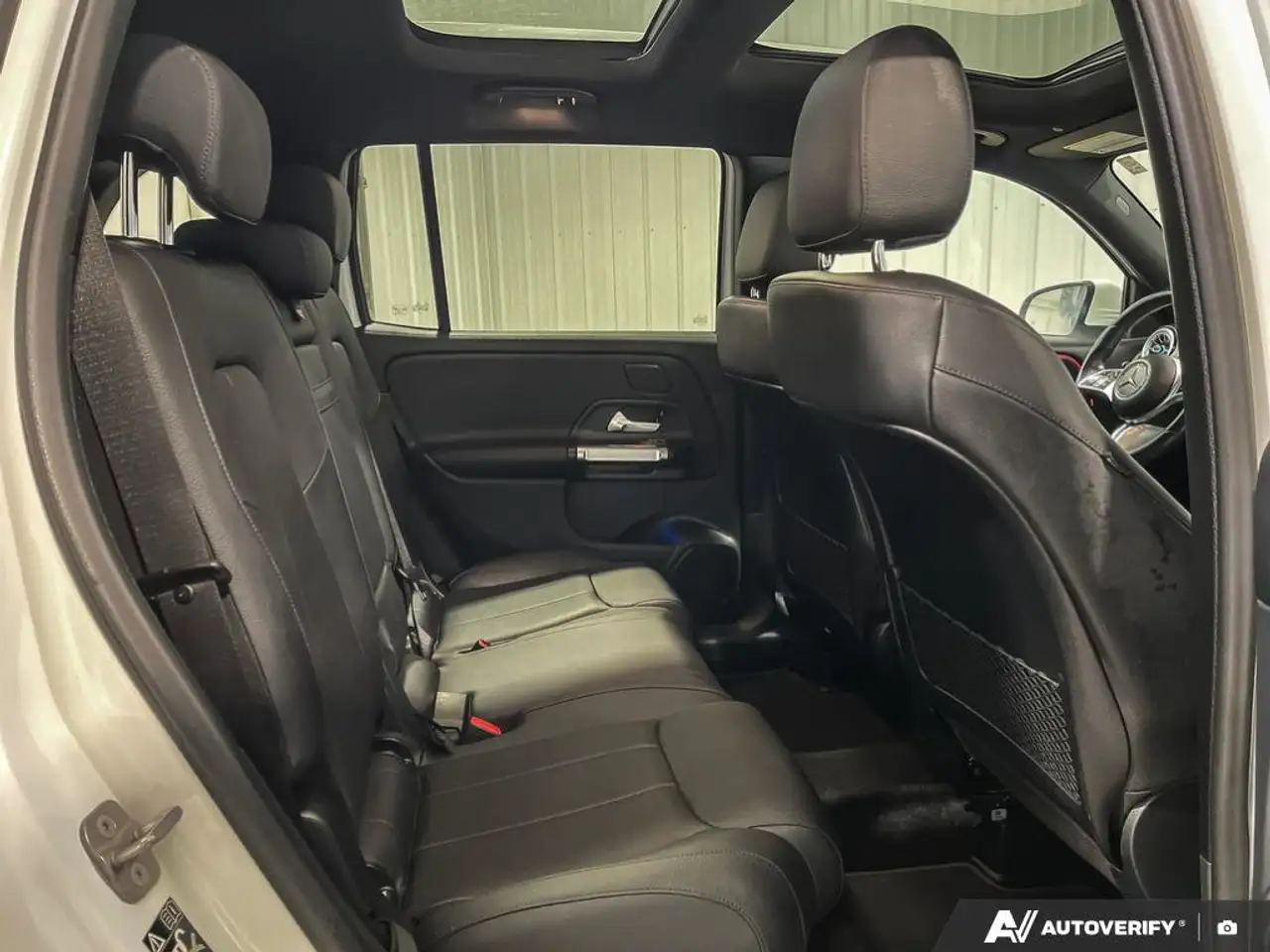Mercedes-Benz GLB снимка Mercedes-Benz GLB