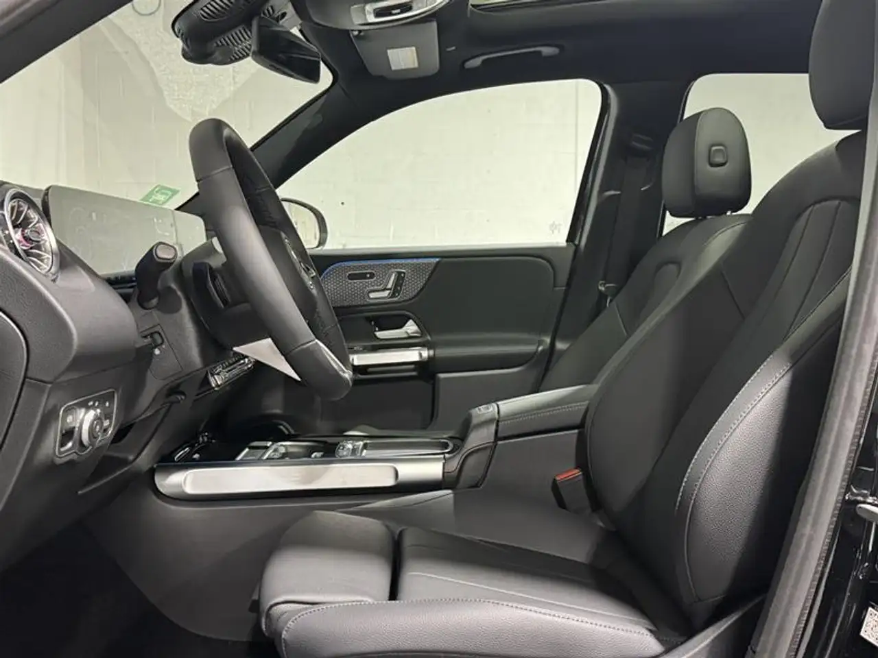 Mercedes-Benz EQB снимка Mercedes-Benz EQB