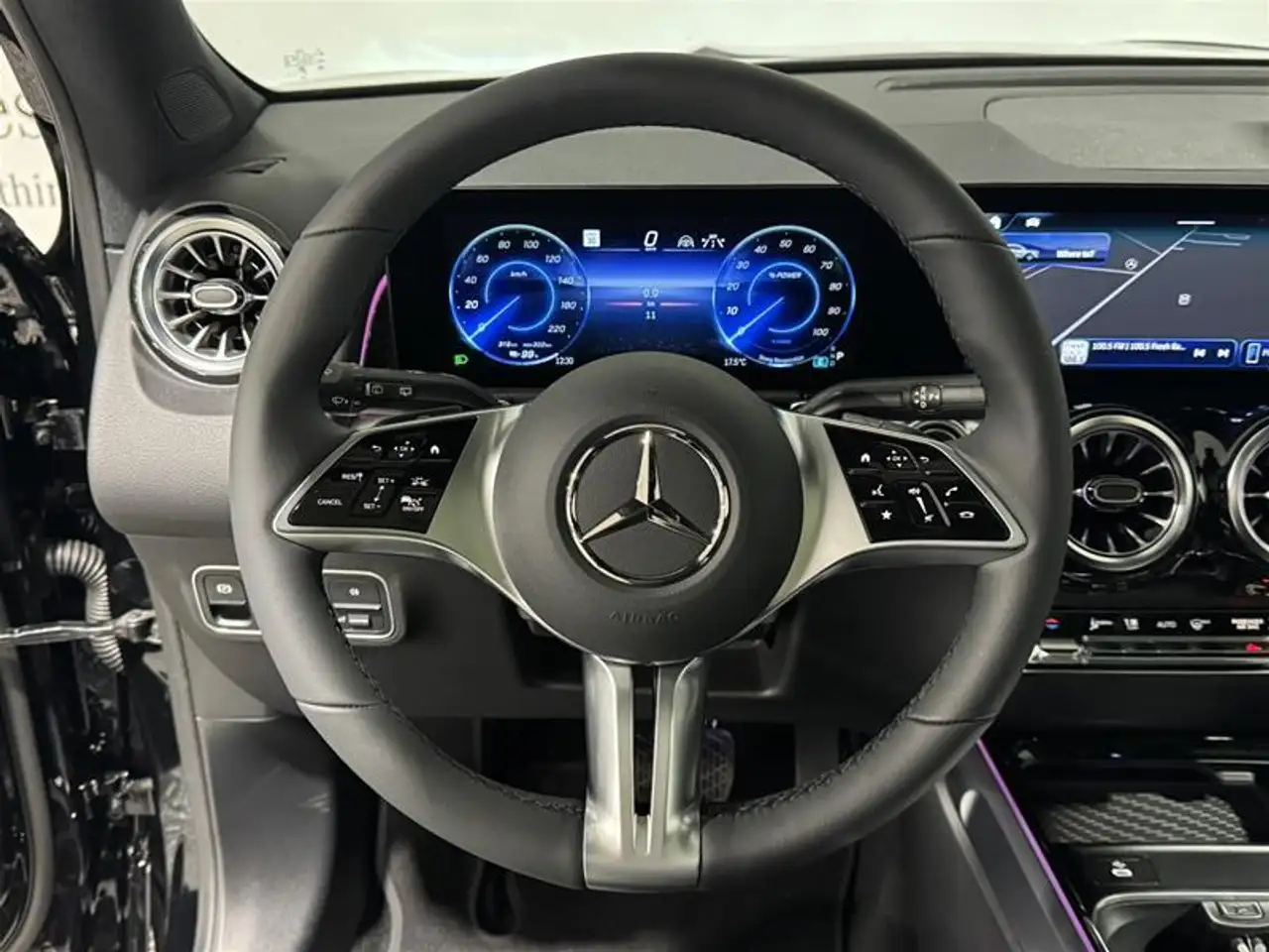 Mercedes-Benz EQB снимка Mercedes-Benz EQB