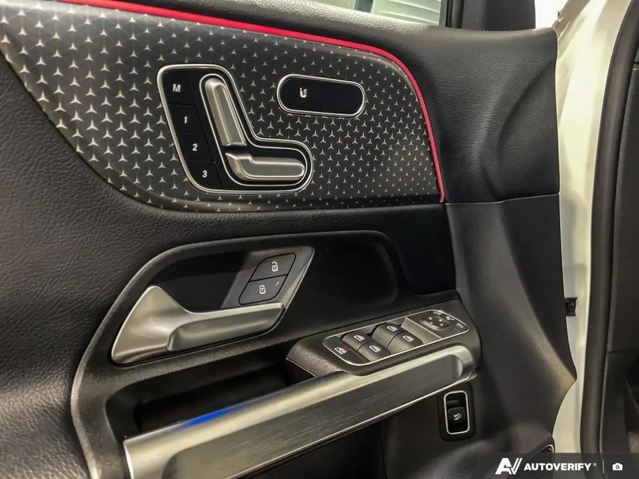 Mercedes-Benz GLB снимка Mercedes-Benz GLB