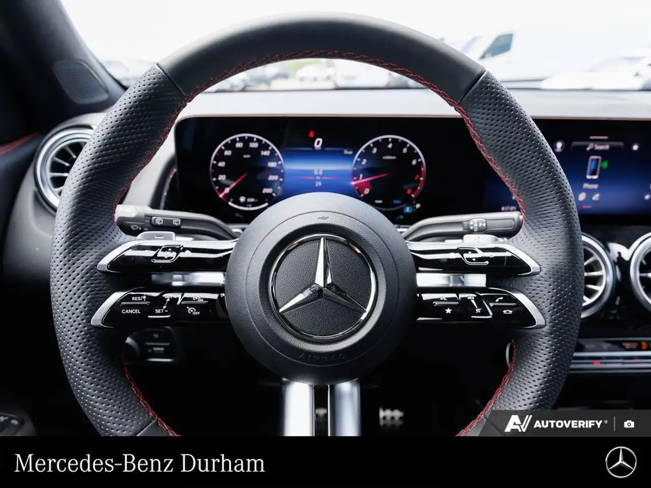 Mercedes-Benz GLB снимка Mercedes-Benz GLB