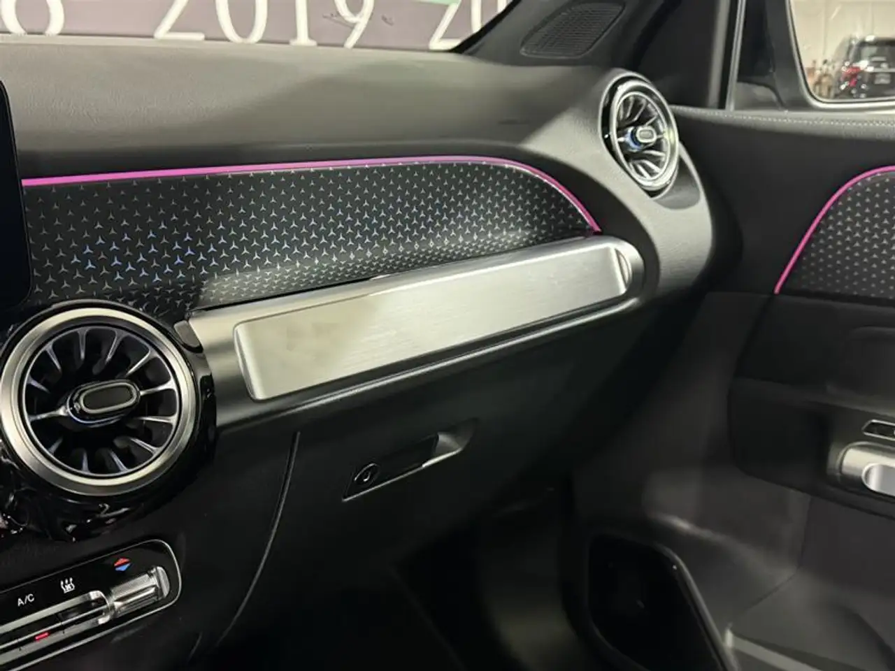 Mercedes-Benz EQB снимка Mercedes-Benz EQB